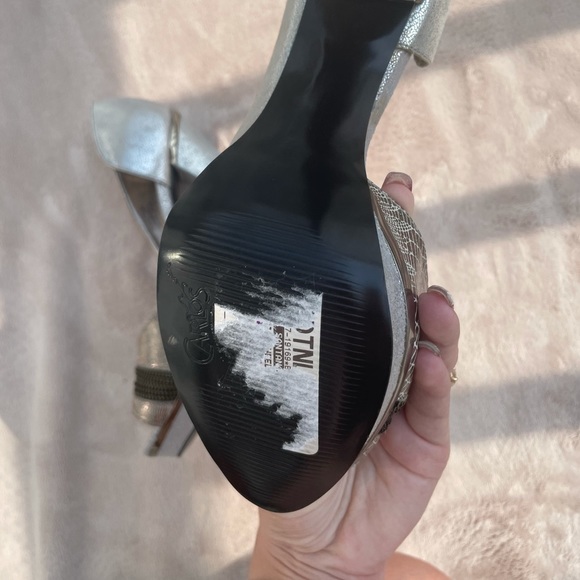 BNWT Carlos Santana Heels - Picture 6 of 7